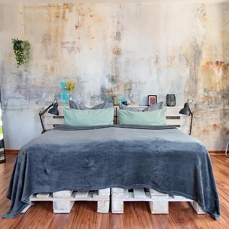 Mit Industriecharme/ Netflix + Wifi&zentrumsnah *