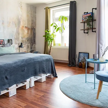 Mit Industriecharme/ Netflix + Wifi&zentrumsnah